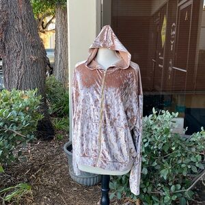 Fabletics- woman’s, long sleeve, athlesure top with hood. Size 1X